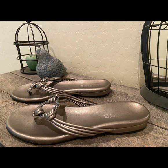 Chico’s metallic bronze thong sandals - Picture 6 of 7